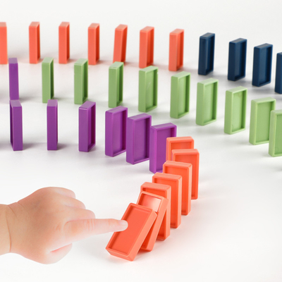 Elektryczne drewniane klocki domino dla dzieci Automatyczne układanie edukacyjne DIY