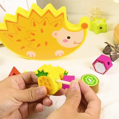 Drewniane układanie równowagi zabawki budowlane Cartoon zwierząt jeż bloki owocowe gry bilansowe zabawki Montessori