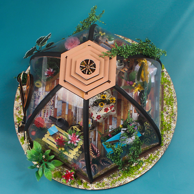 Drewniany miniaturowy domek dla lalek z meblami Narzędzie ogrodnicze LED Light Battery