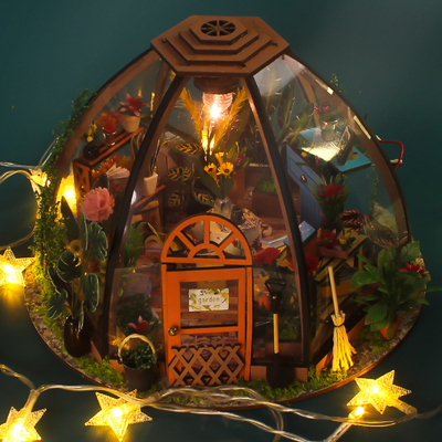 Drewniany miniaturowy domek dla lalek z meblami Narzędzie ogrodnicze LED Light Battery